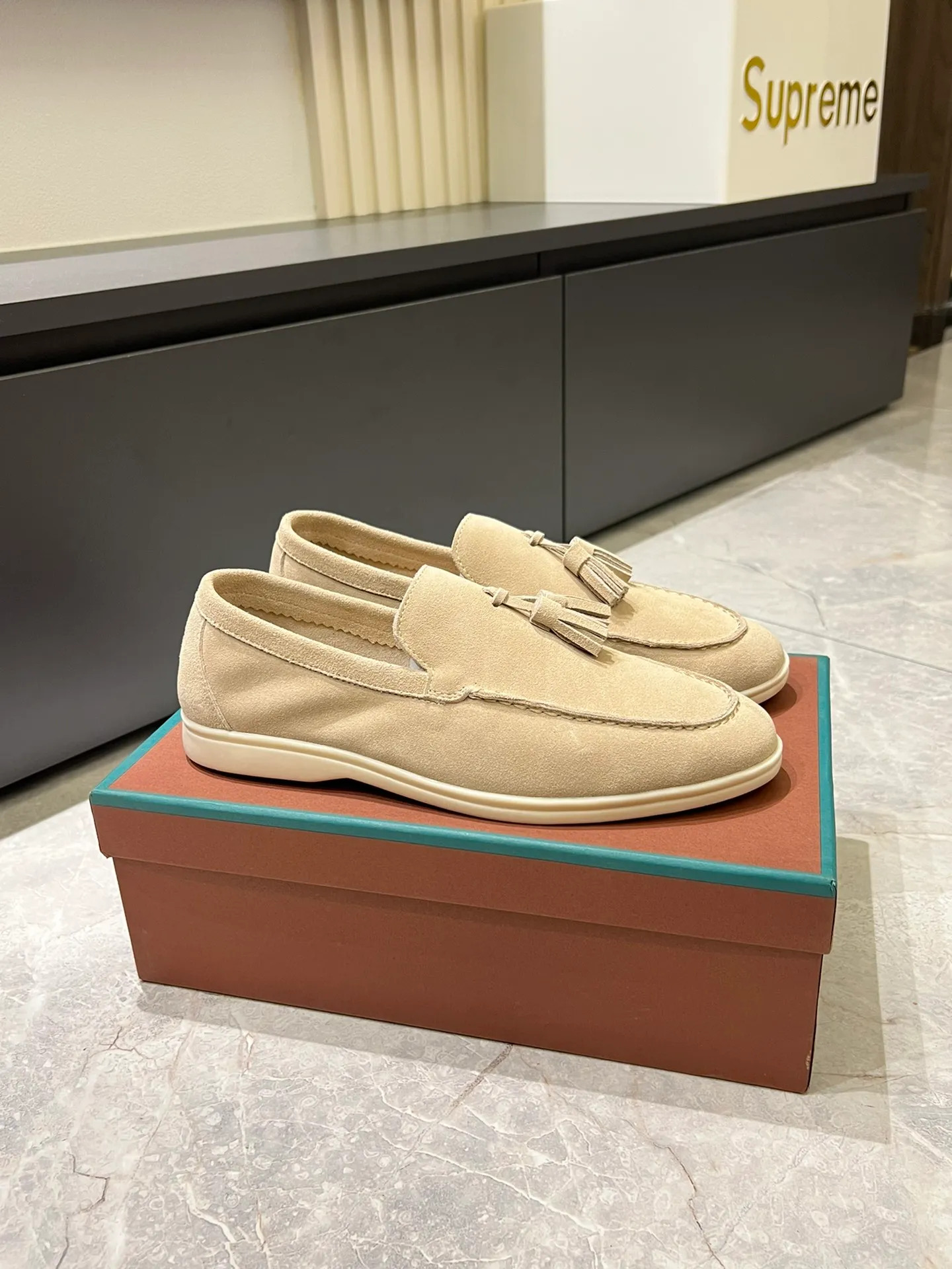 Men's shoes 💰p360 "Loro men's shoes 💰pian'*" Classic L men's shoes for couples 💰p Top version British flat loafers, a must-have item in old money style, the minimalist design is eye-catching and durable, a plus point for dressing The soft foot feel and texture are outstanding. They don’t scratch your feet and are very nice. They are matched with soft and waxy soles. They can be worn daily for a long time without getting tired. They are easy to wear, versatile and classic items, with perfect foot feel and texture! Imported cashmere fabric, the lining is made of imported A-grade water-dyed cow lining, the top version of the genuine leather midsole is sewn with pure handmade mark thread! Size: Female 35-40 (34. Customized) Male 38-44 (45.46. Customized)